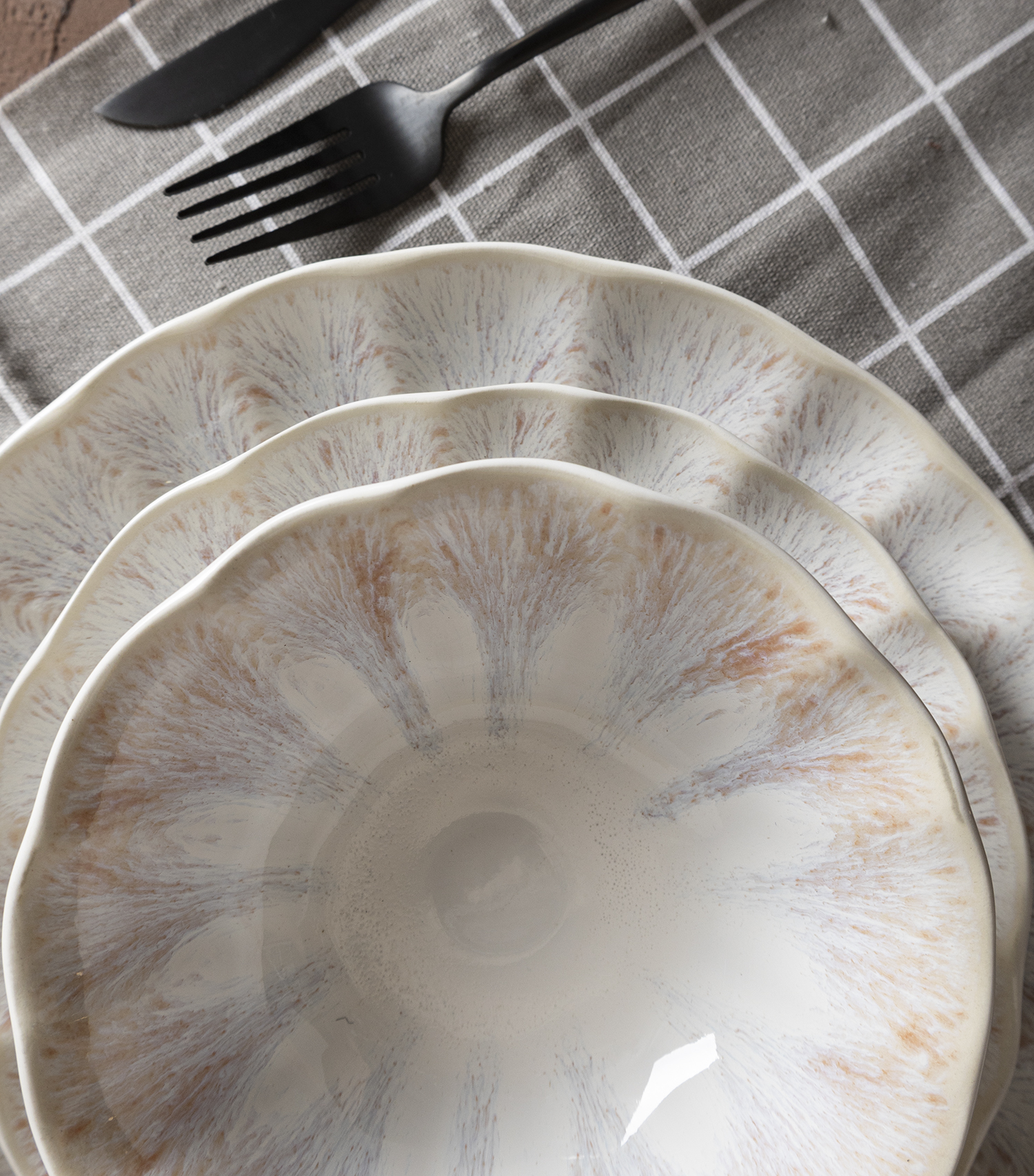 ​CHANGSHA HAPPY GO  Creamy White Reactive Glaze Floral Rimmed Stoneware Plates with Petal Texture Design |happygodinnerware.com