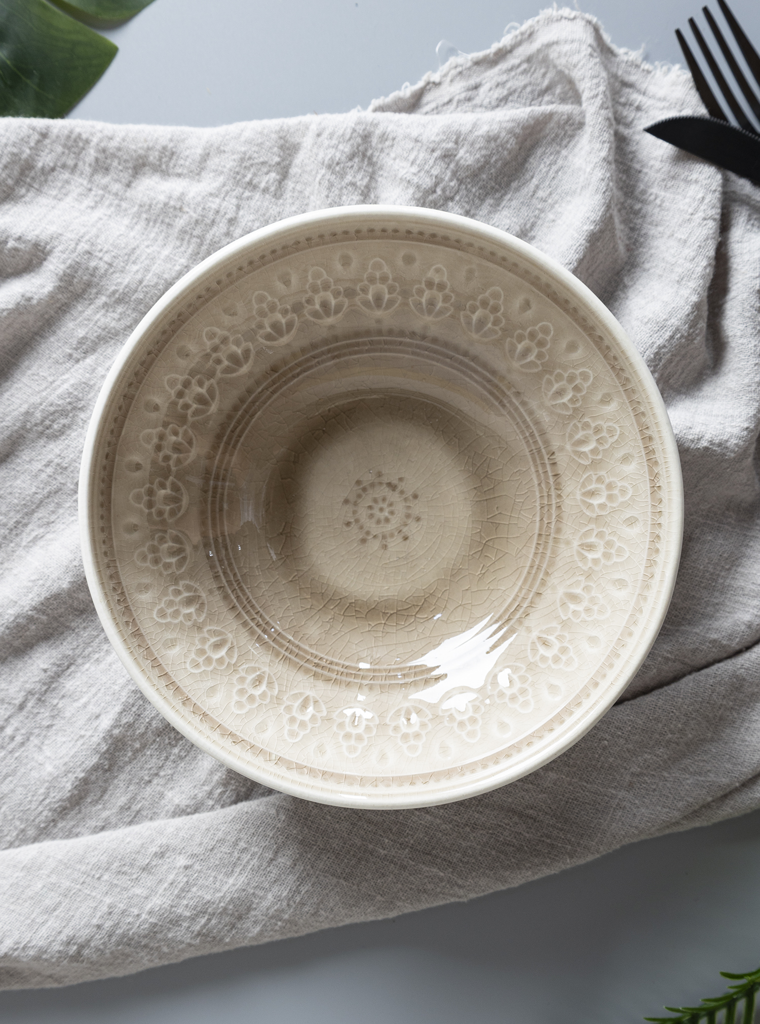 ​CHANGSHA HAPPY GO  Vintage Beige Reactive Glaze Stoneware Dinnerware Set with Engraved Mandala Patterns |happygodinnerware.com