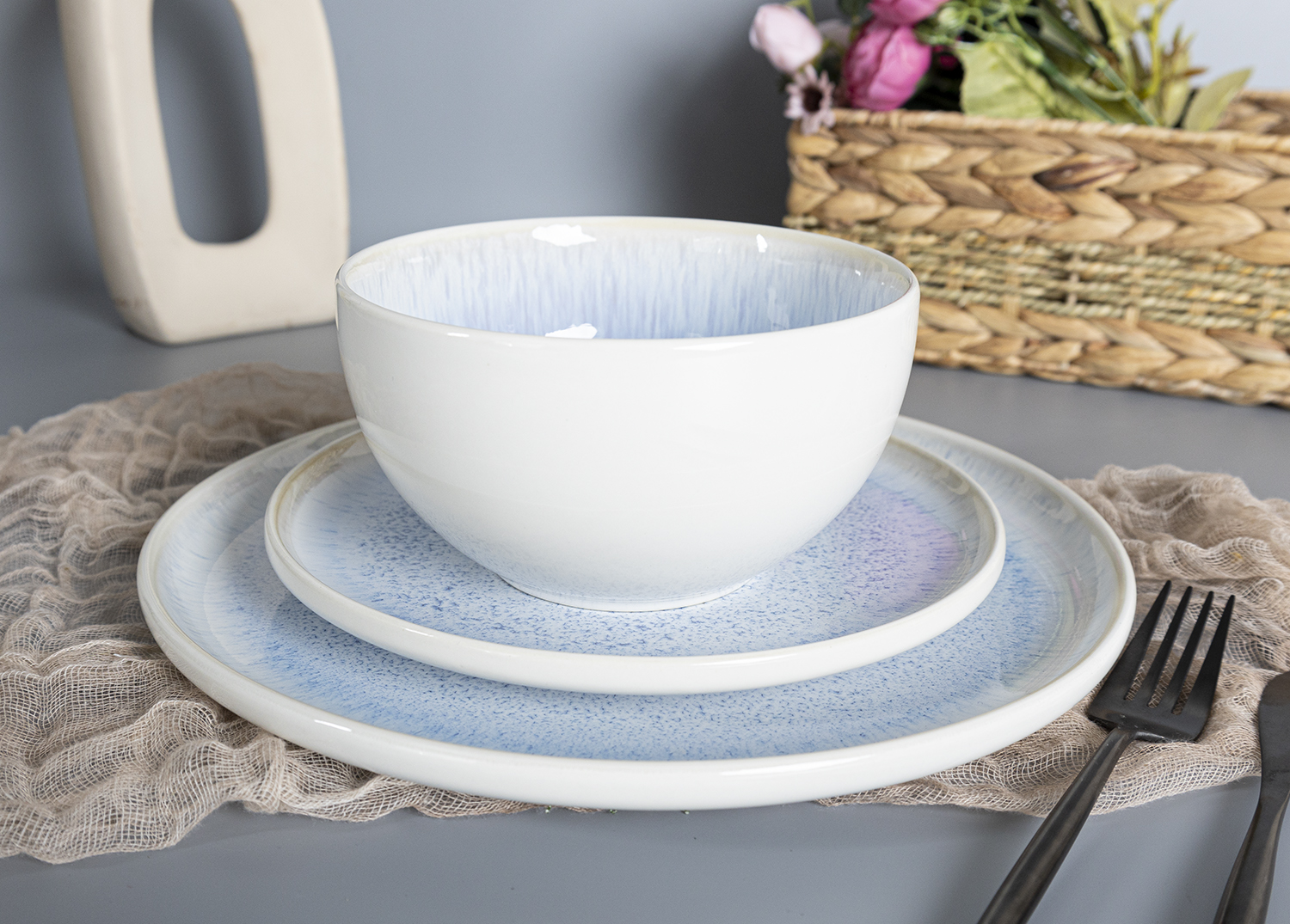 ​CHANGSHA HAPPY GO  Elegant Light Blue Reactive Glaze Porcelain Tableware Set with Radiating Speckled Design |Dopamine Series Ceramics  |happygodinnerware.com