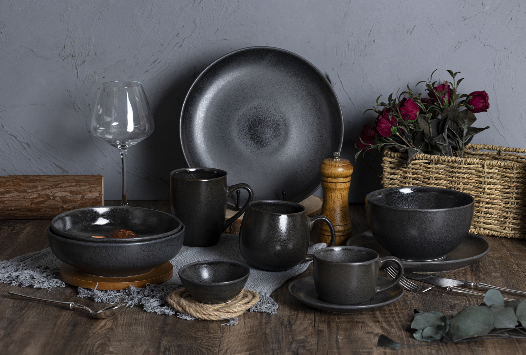 ​CHANGSHA HAPPY GO  Modern Matte Black Reactive Glaze Stoneware Dinnerware Set for Contemporary Dining |happygodinnerware.com