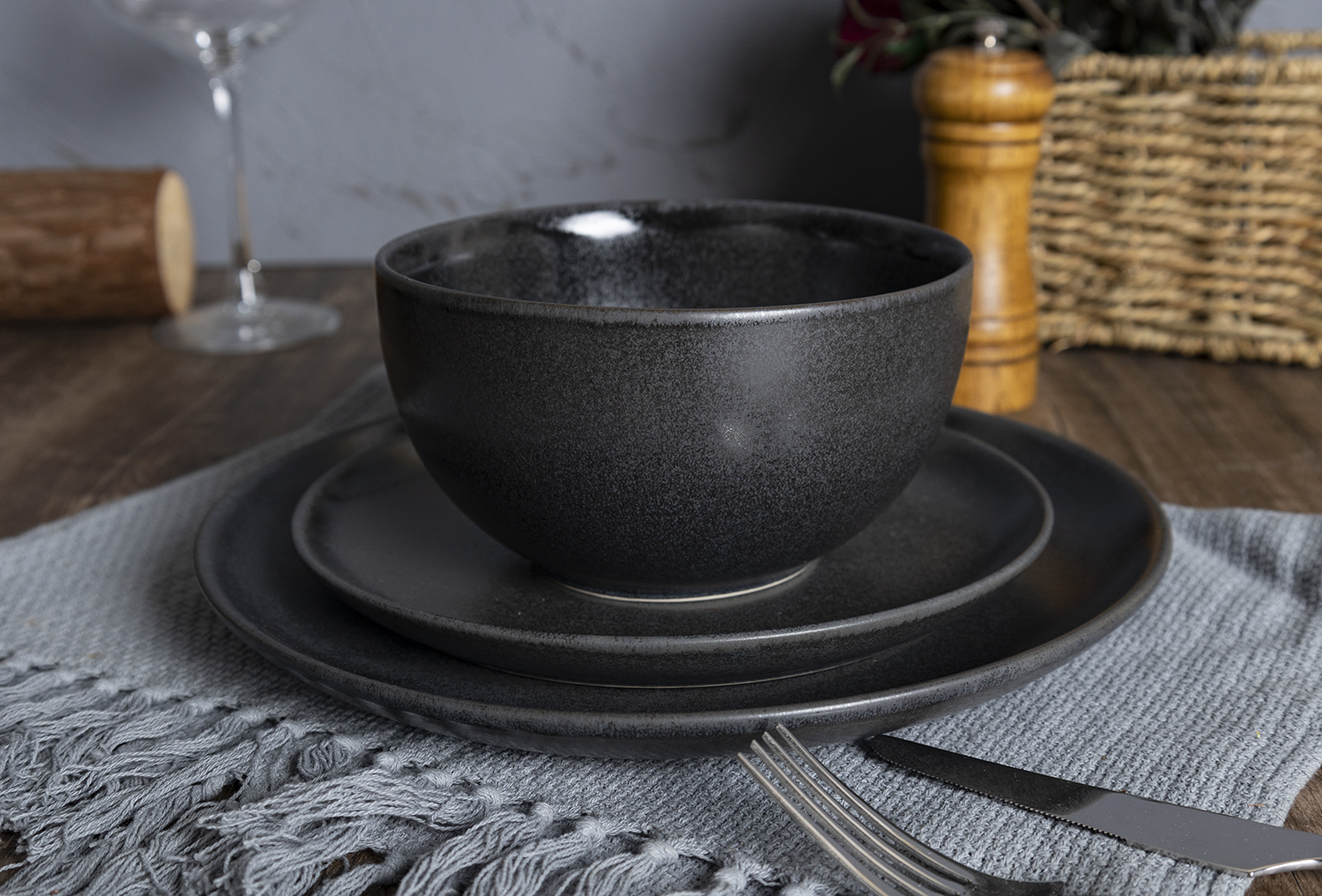 ​CHANGSHA HAPPY GO  Modern Matte Black Reactive Glaze Stoneware Dinnerware Set for Contemporary Dining |happygodinnerware.com
