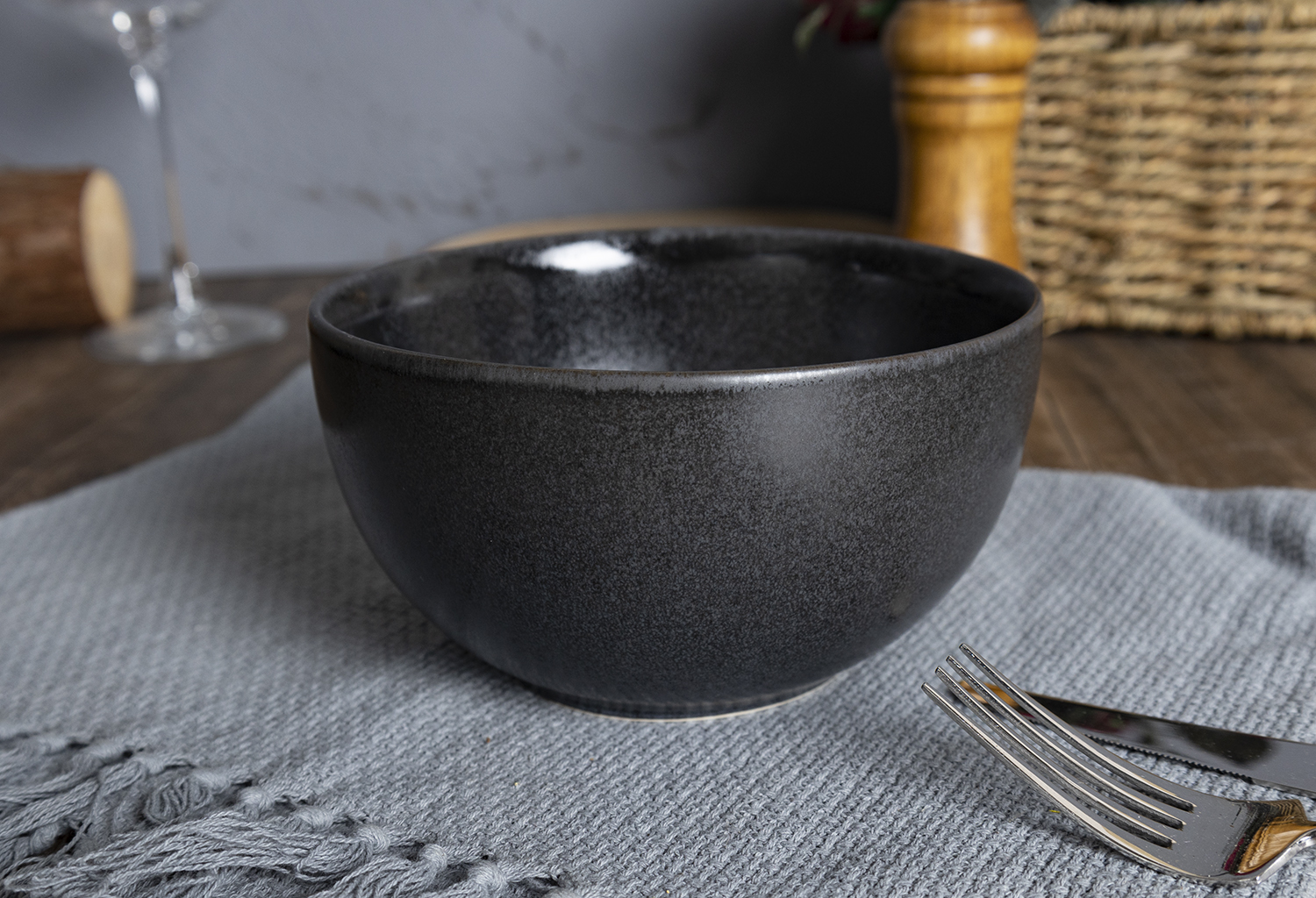 ​CHANGSHA HAPPY GO  Modern Matte Black Reactive Glaze Stoneware Dinnerware Set for Contemporary Dining |happygodinnerware.com