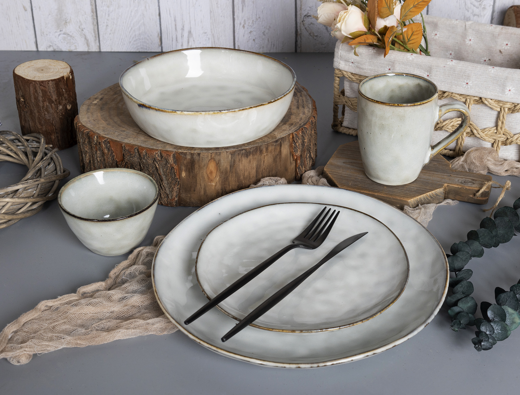 ​CHANGSHA HAPPY GO  Handcrafted Ivory Reactive Glazed Stoneware Set with Golden Edge Accents  |happygodinnerware.com