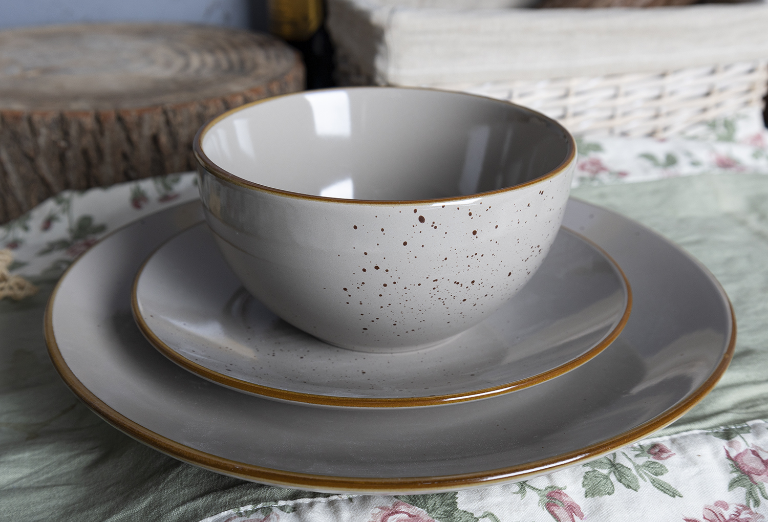 CHANGSHA HAPPY GO Rustic Speckled Stoneware Dinner Set with Dual-Color Reactive Glaze and Earthy Gold Rim |happygodinnerware.com