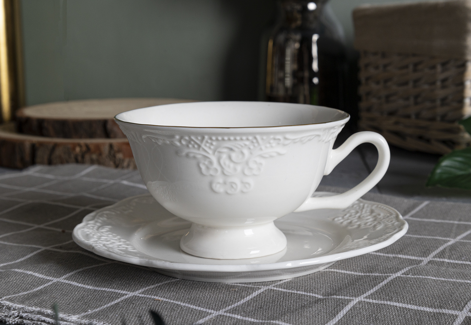 CHANGSHA HAPPY GO  Luxurious White Bone China Embossed Dinnerware with Gold Rim – Wedding Gift Table Set from Changsha Happy Go |happygodinnerware.com