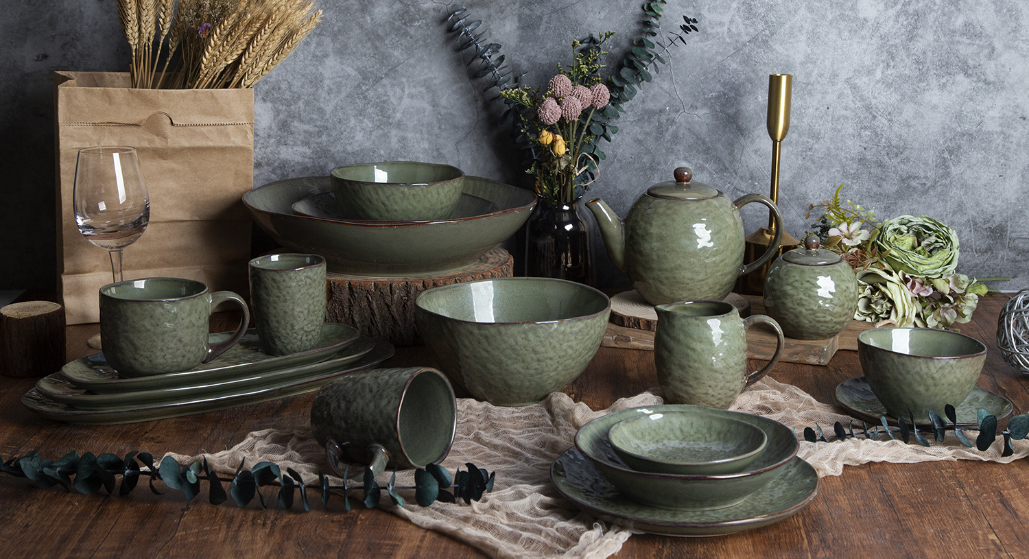 CHANGSHA HAPPY GO Unique Shaped Red Reactive Glaze Ceramic Tableware |happygodinnerware.com