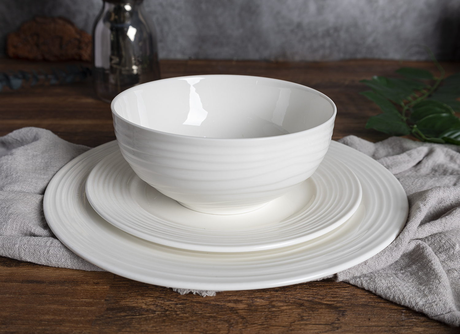 CHANGSHA HAPPY GO Minimalist Embossed Bone China Tableware Set with Concentric Coil Pattern – Plates and Bowls   |happygodinnerware.com