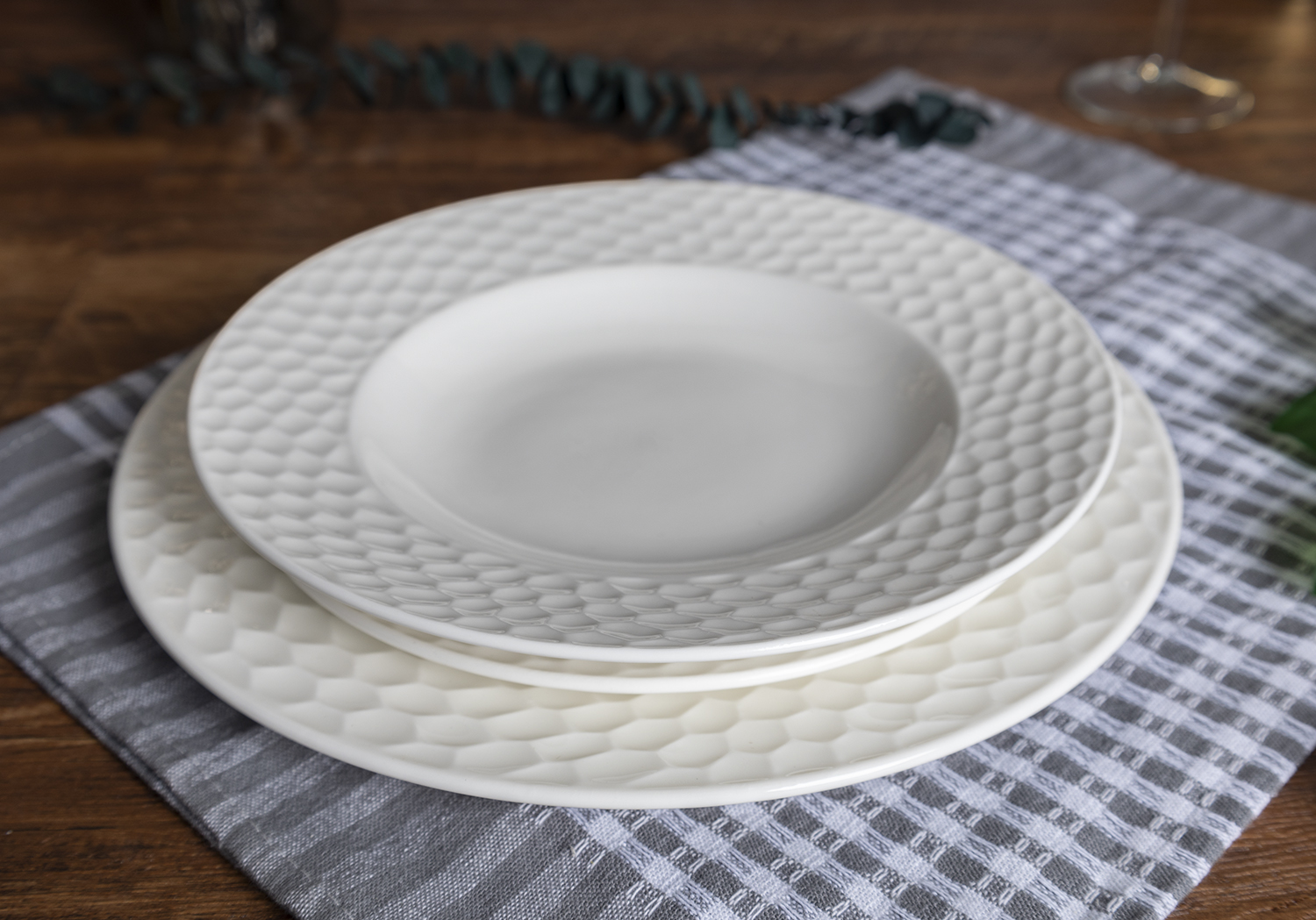 CHANGSHA HAPPY GO Water Cube 20 Piece Elegant Embossed White Bone China Dinnerware Set – Plates, Bowls, Cups |happygodinnerware.com