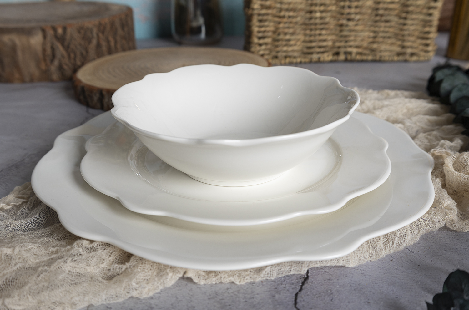 CHANGSHA HAPPY GO European Style Bone China Tableware and Tea Set with Embossed Lotus-Edge Design for Elegant Dining |happygodinnerware.com
