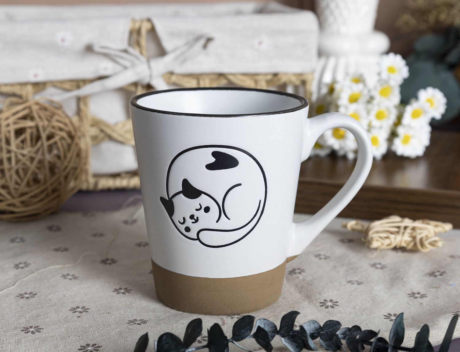 ​CHANGSHA HAPPY GO  Monochrome Cat Illustration Stoneware Mug and Bowl Set with Natural Matte Clay Base and Contrast Glaze  |happygodinnerware.com