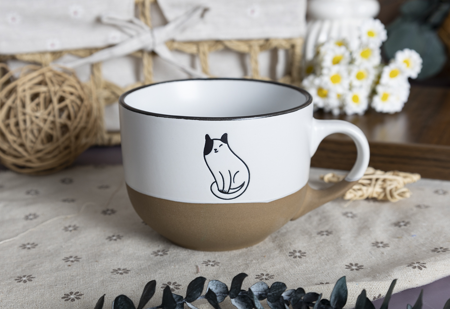 ​CHANGSHA HAPPY GO  Monochrome Cat Illustration Stoneware Mug and Bowl Set with Natural Matte Clay Base and Contrast Glaze  |happygodinnerware.com