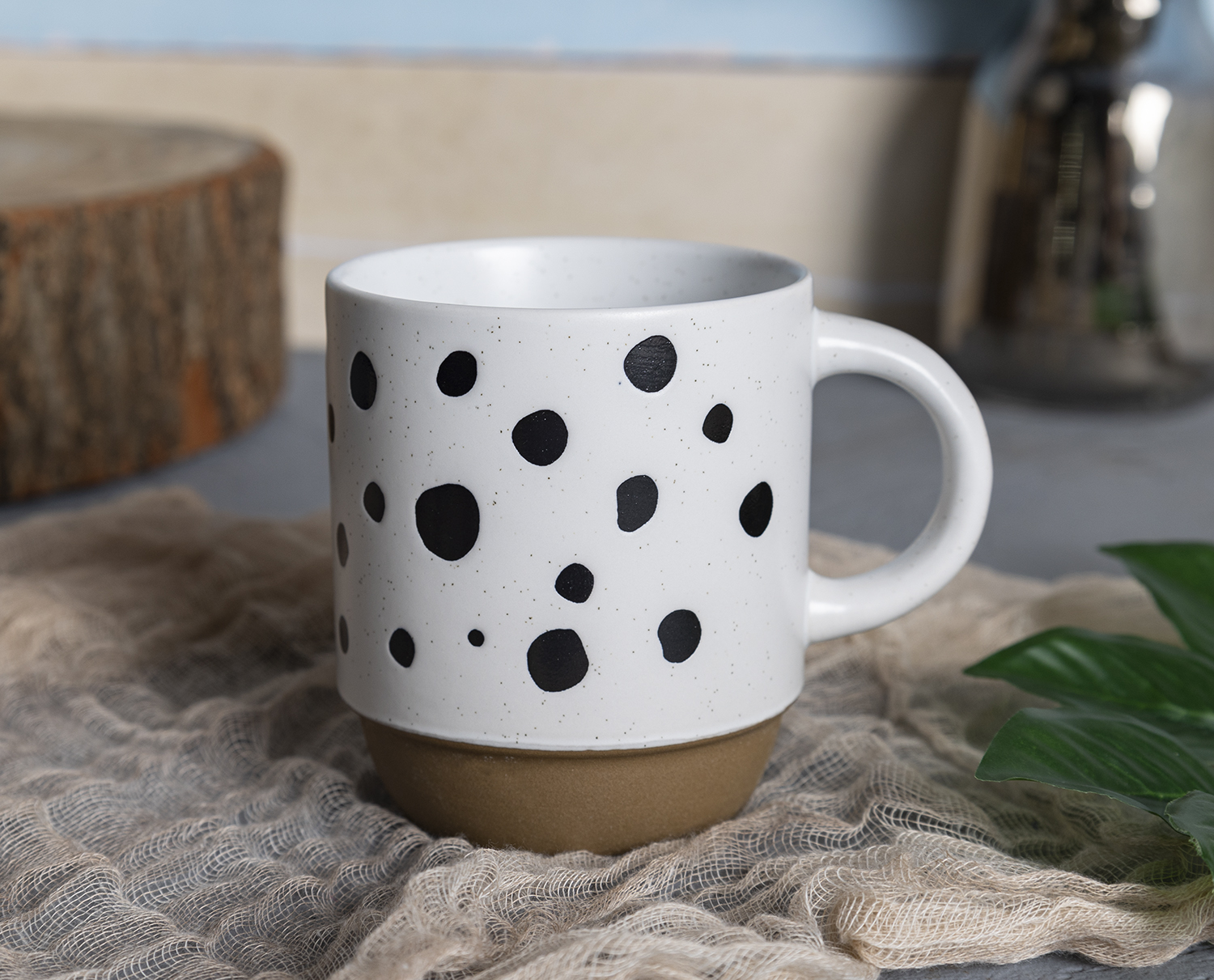 ​CHANGSHA HAPPY GO Modern Contrast Stoneware Mugs with Bold Black Silkscreen Patterns and Raw Clay Base – Model 86E-026 |happygodinnerware.com