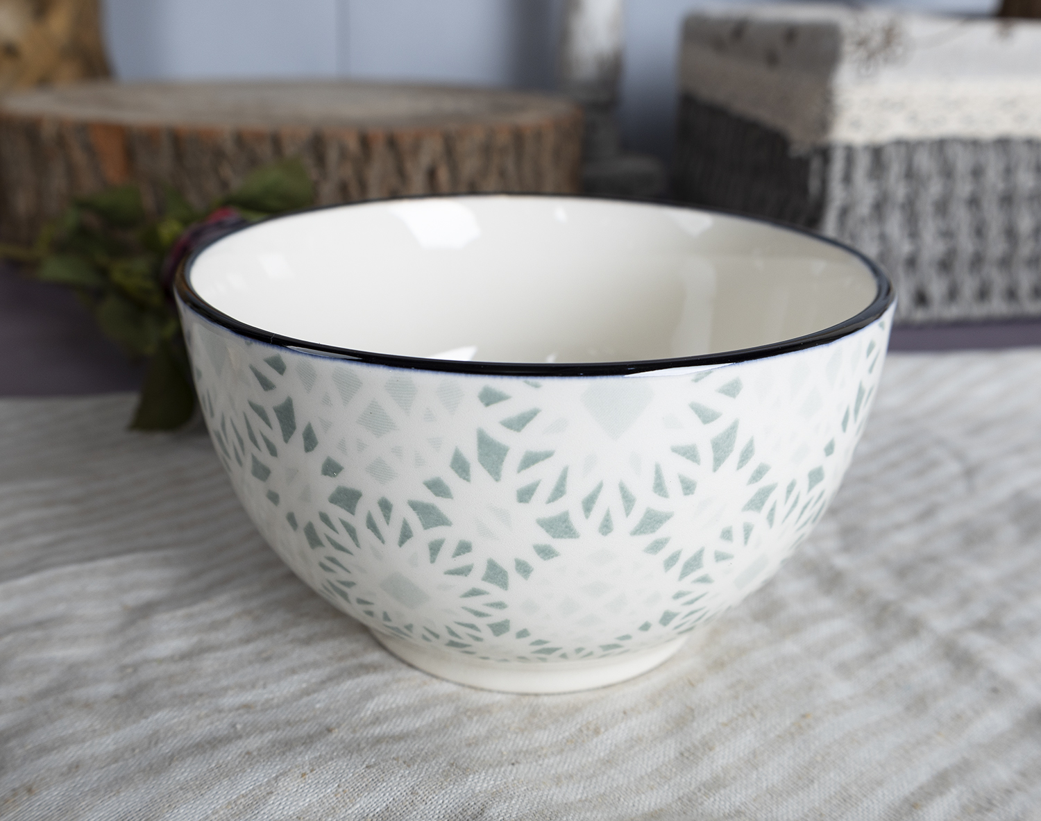CHANGSHA HAPPY GO Fine Earthware Dinnerware Set with Speckled Finish and Hand-Painted Minimalist Floral Patterns  |happygodinnerware.com