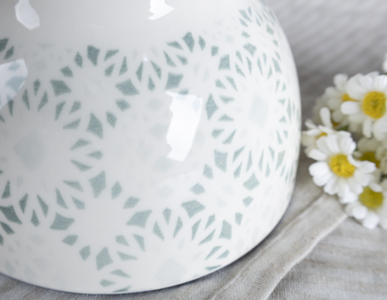 CHANGSHA HAPPY GO Fine Earthware Dinnerware Set with Speckled Finish and Hand-Painted Minimalist Floral Patterns  |happygodinnerware.com