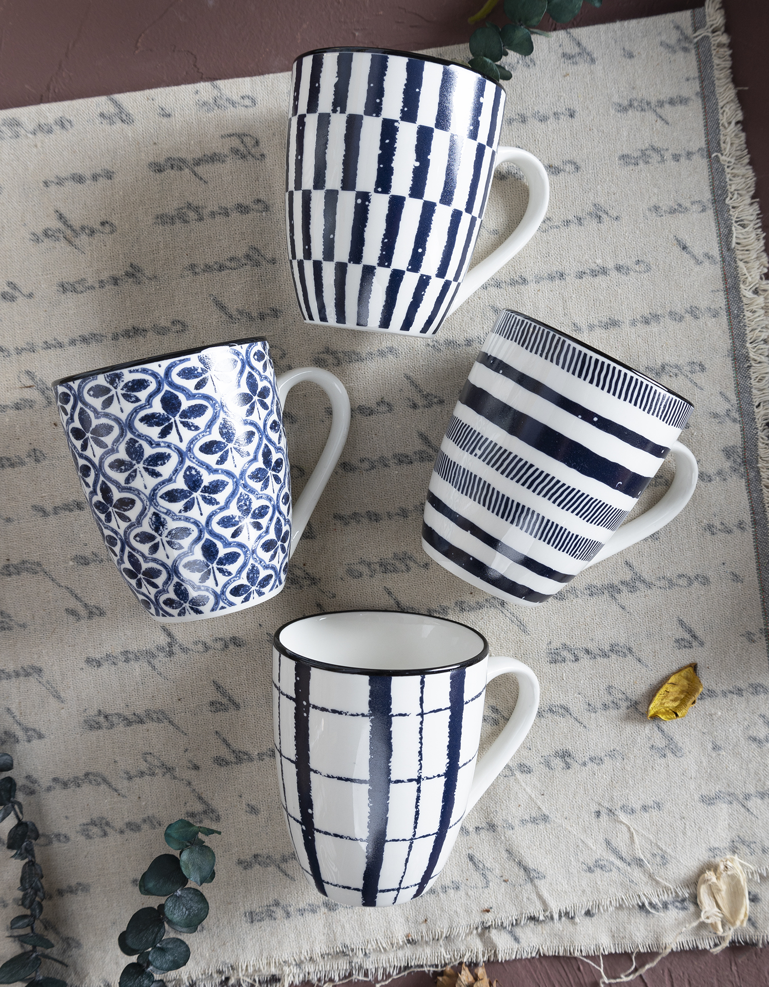 CHANGSHA HAPPY GO  Contemporary Blue and White Contrast Porcelain Dinnerware Set with Artistic Line Designs   |happygodinnerware.com
