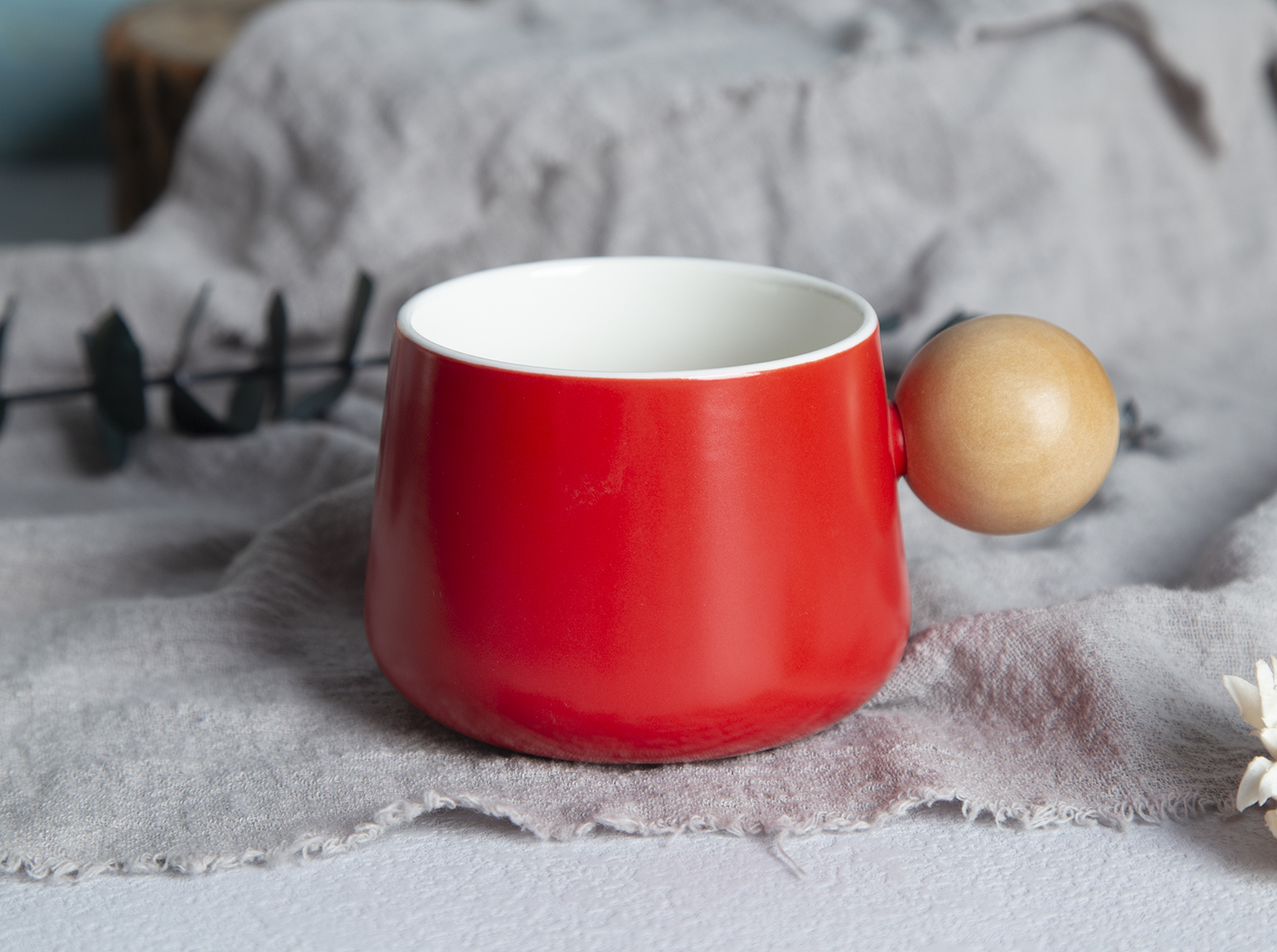 CHANGSHA HAPPY GO Stoneware Embossed & Colored Glaze Craft Mugs with Wooden Handles |happygodinnerware.com