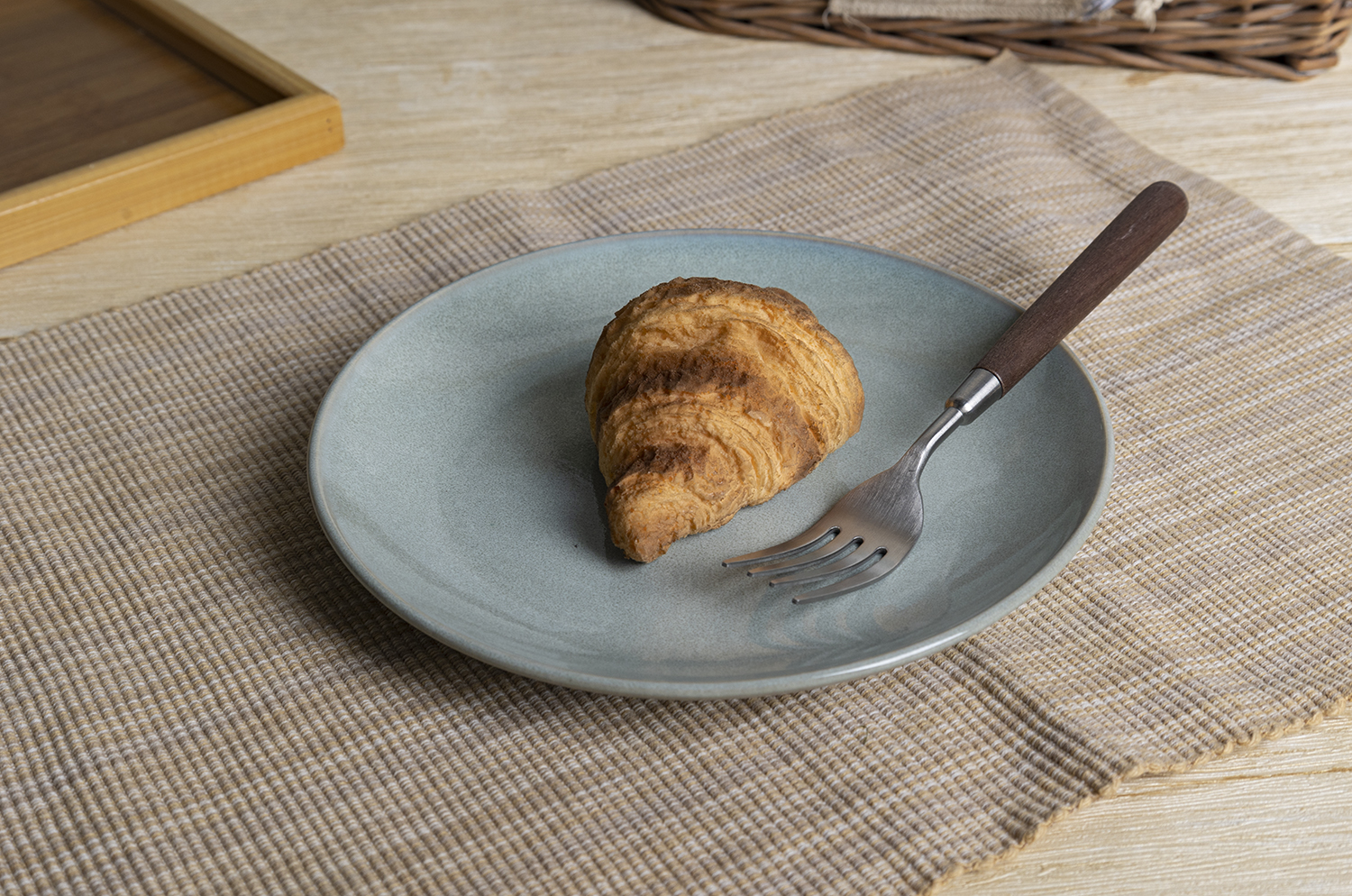 CHANGSHA HAPPY GO Soft Green Reactive Glaze Stoneware Set – Nordic Countryside Style | happygodinnerware.com