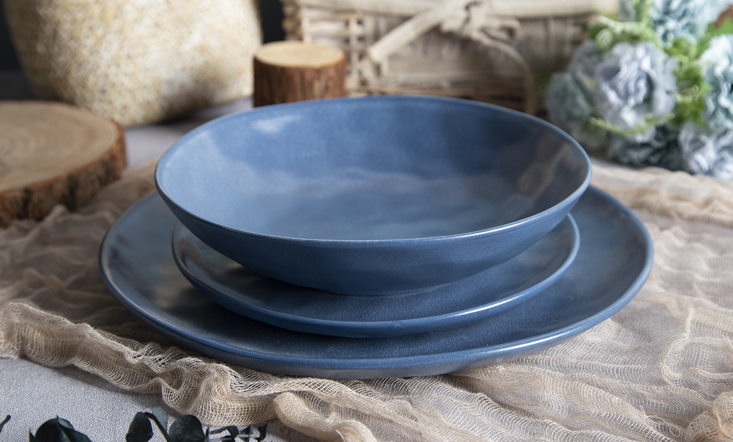 CHANGSHA HAPPY GO 8-Color Embossed Glaze Stoneware Dinnerware Collection |happygodinnerware.com