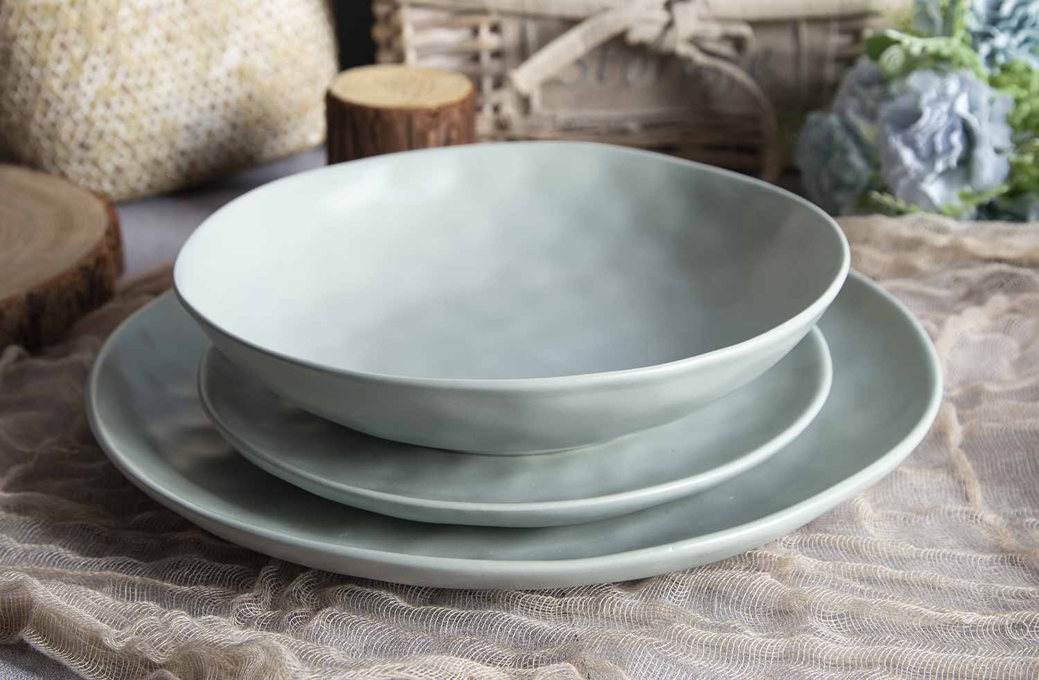 CHANGSHA HAPPY GO 8-Color Embossed Glaze Stoneware Dinnerware Collection |happygodinnerware.com