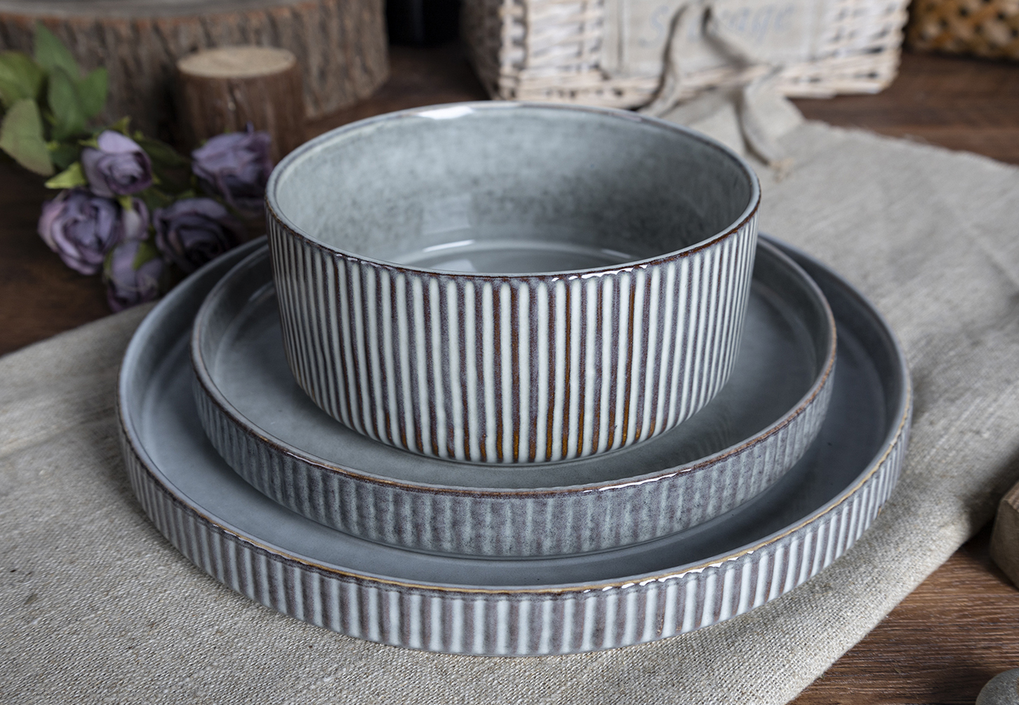CHANGSHA HAPPY GO  Vintage-Inspired Reactive Glaze Stoneware Dinner Set in Sage Green and Cinnamon with Layered Earthy Tones |happygodinnerware.com