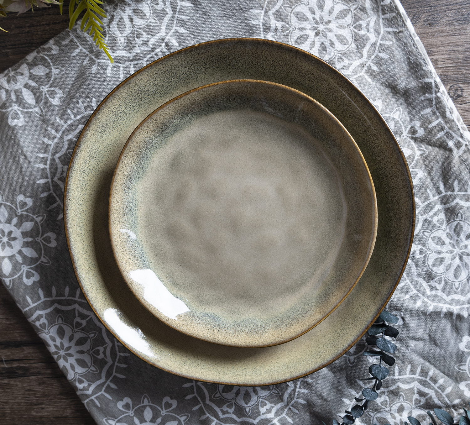 CHANGSHA HAPPY GO Rustic Gradient Reactive Glaze Stoneware Dinner Set in Earthy Red and Ocean Teal with Handmade Look |happygodinnerware.com