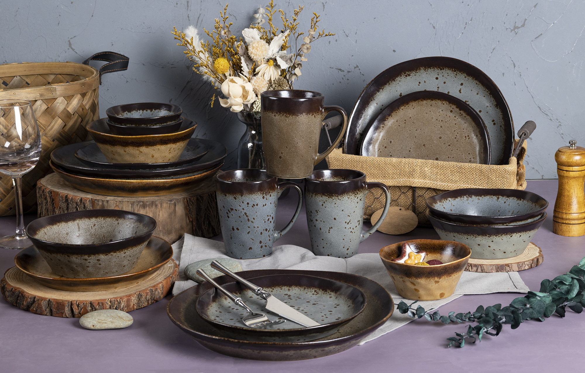 CHANGSHA HAPPY GO  Rustic Reactive Glaze Stoneware Dinner Set in Speckled Brown and Smoky Blue for Artistic Table Settings  |Dopamine Series Ceramics  |happygodinnerware.com