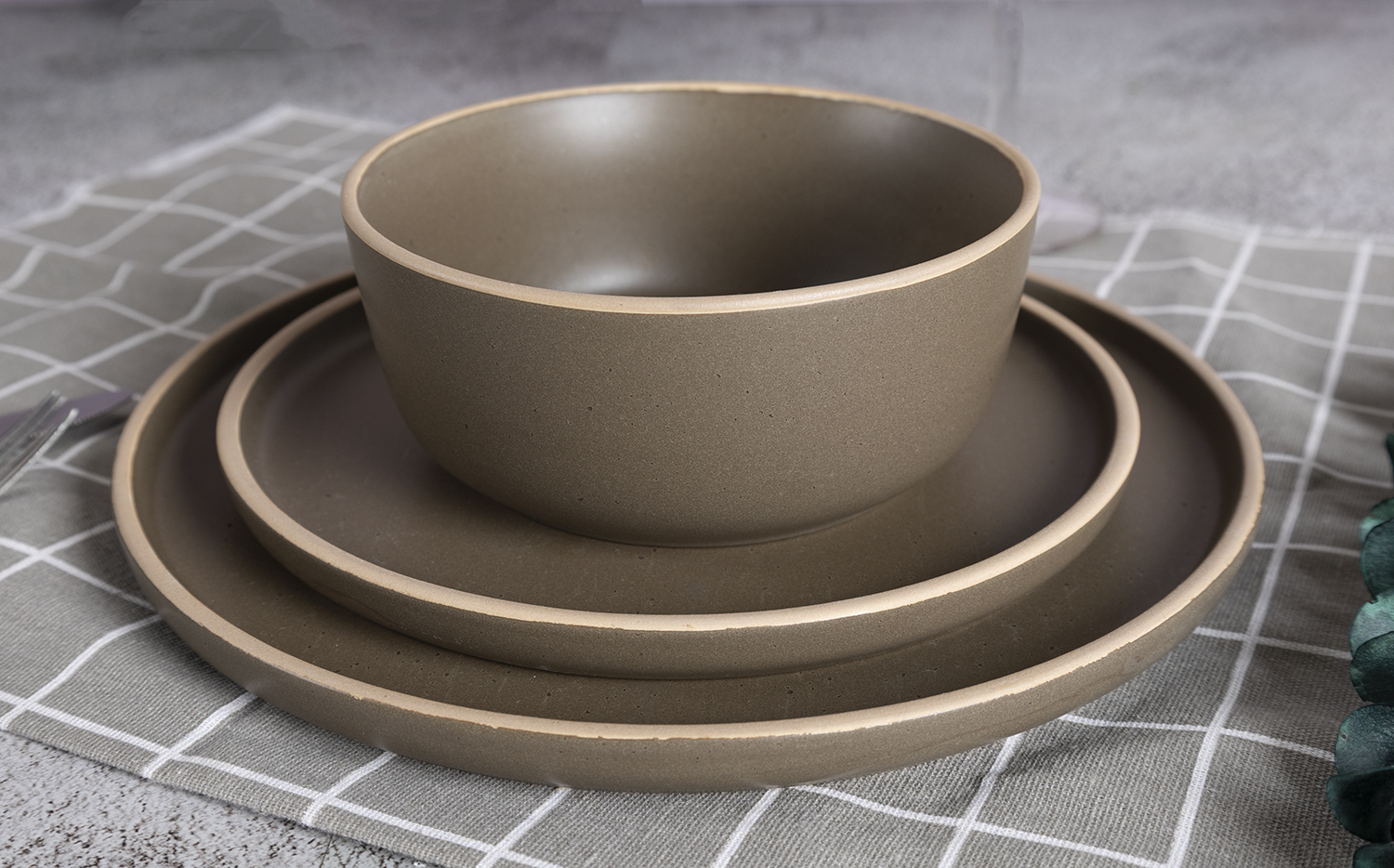CHANGSHA HAPPY GO Vintage Style Reactive Glaze Stoneware Dinner Set in Warm Earth Tones  |happygodinnerware.com