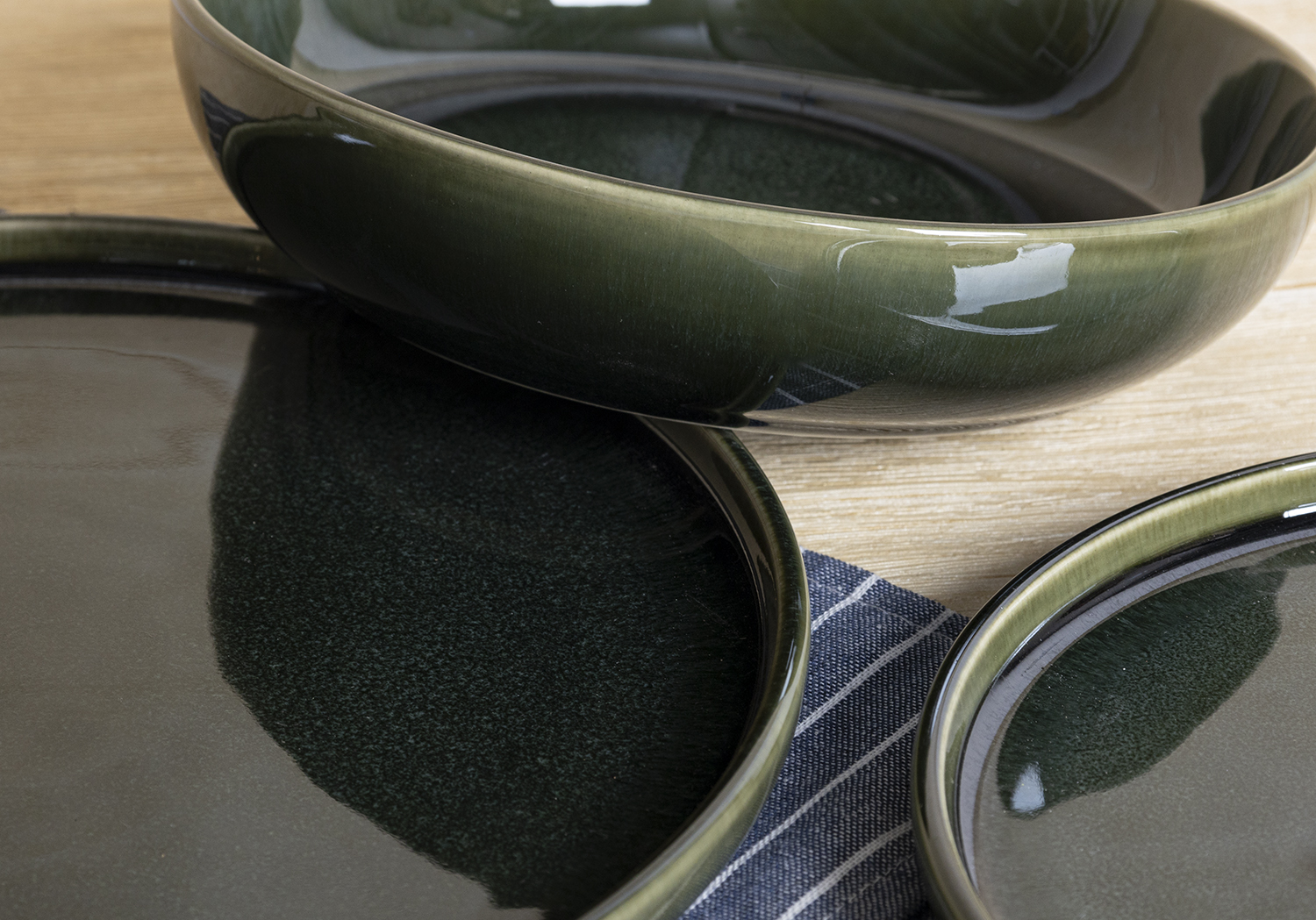 CHANGSHA HAPPY GO Elegant Reactive Glaze Ceramic Dinnerware Set – Glossy Dark Green Plates & Bowls for Modern Dining|happygodinnerware.com