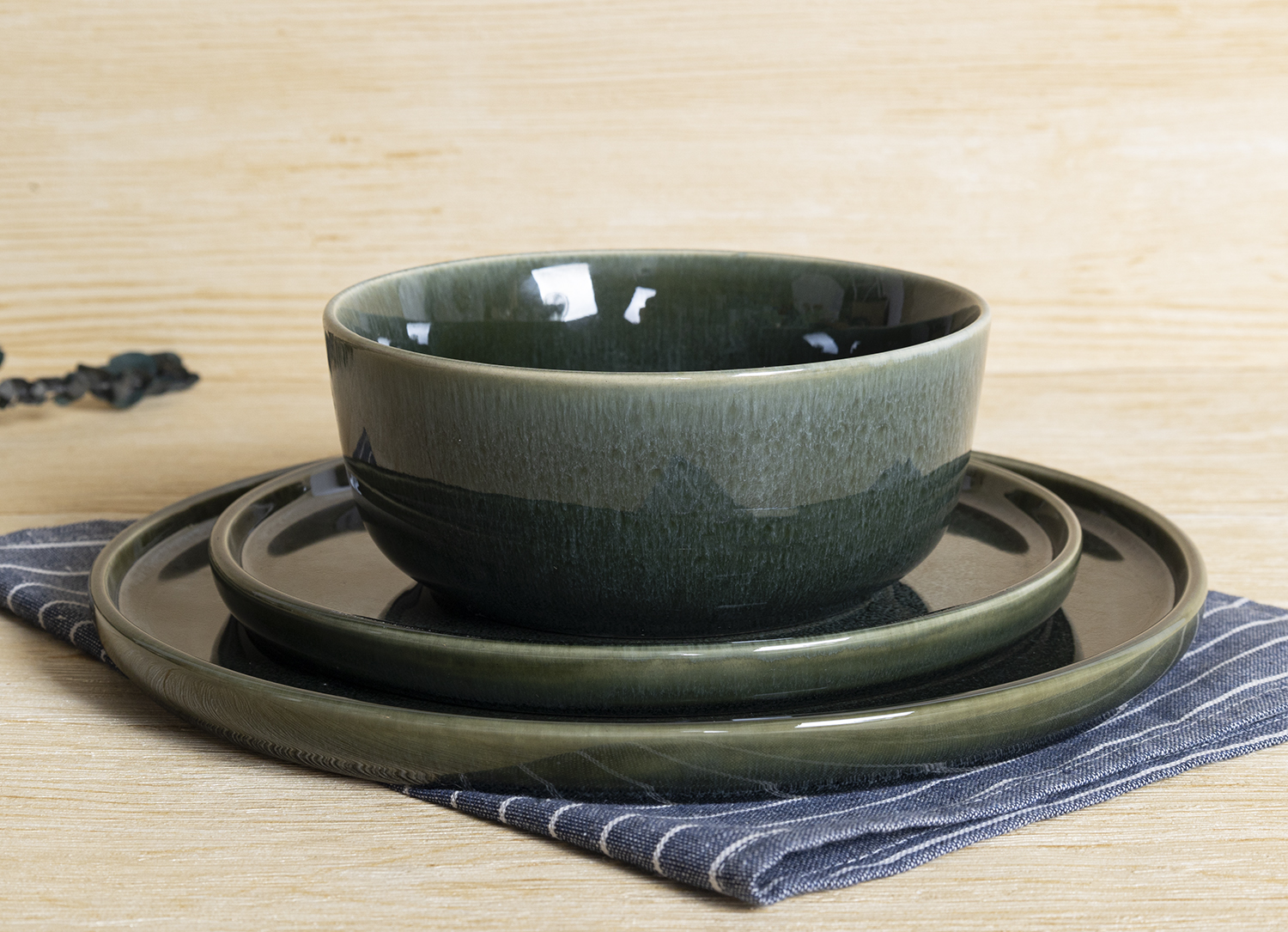 CHANGSHA HAPPY GO Elegant Reactive Glaze Ceramic Dinnerware Set – Glossy Dark Green Plates & Bowls for Modern Dining|happygodinnerware.com