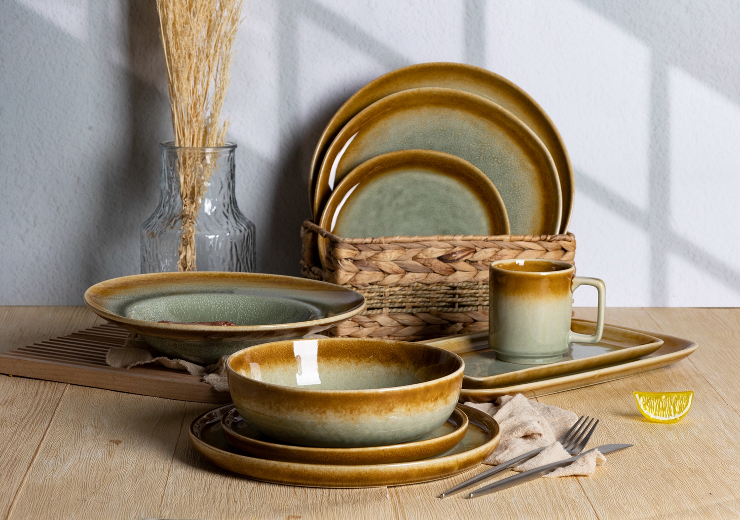 CHANGSHA HAPPY GO Golden Rim Reactive Glaze Stoneware Dinnerware Set – Warm Gradient Plates, Bowls & Mugs for Rustic Dining|happygodinnerware.com