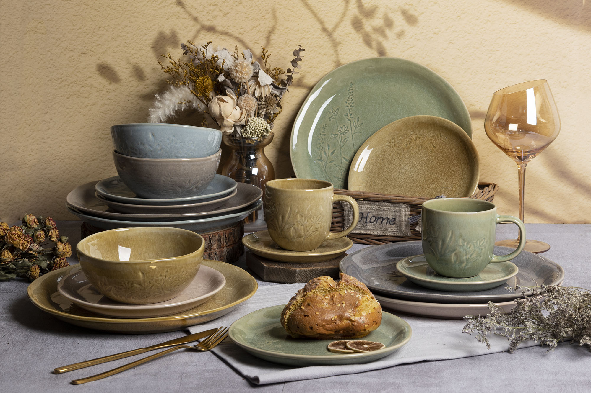 CHANGSHA HAPPY GO Floral Embossed Reactive Glaze Stoneware Dinnerware Set – Nature-Inspired Plates, Bowls & Mugs in Earthy Tones|happygodinnerware.com