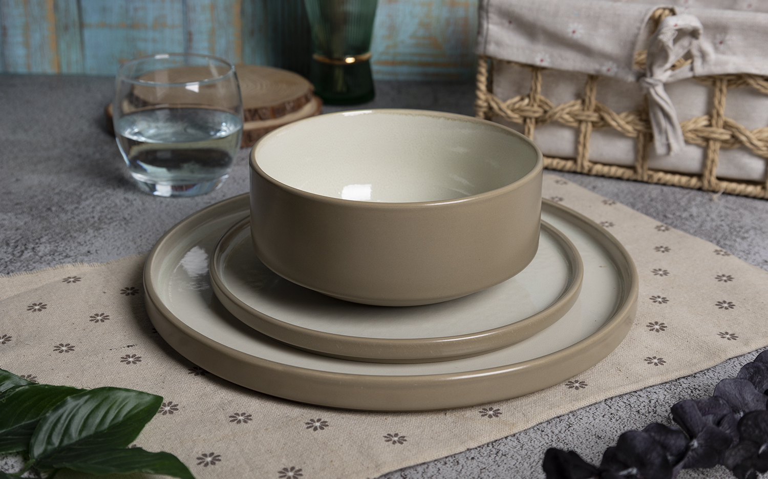 CHANGSHA HAPPY GO Modern Matte Glaze Stoneware Dinnerware Set with Reactive Interior Finish|happygodinnerware.com