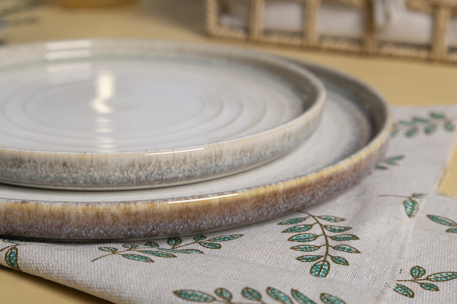 CHANGSHA HAPPY GO Elegant Reactive Glaze Stoneware Dinnerware Set with Gradient Rim Design|happygodinnerware.com