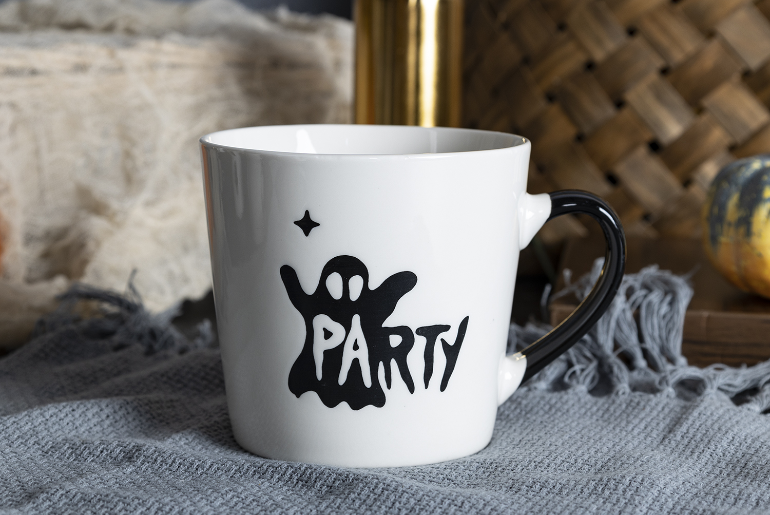 CHANGSHA HAPPY GO  Black and White Halloween Theme New Bone China Mug Set with Playful Ghost Prints and Festive Design  |happygodinnerware.com