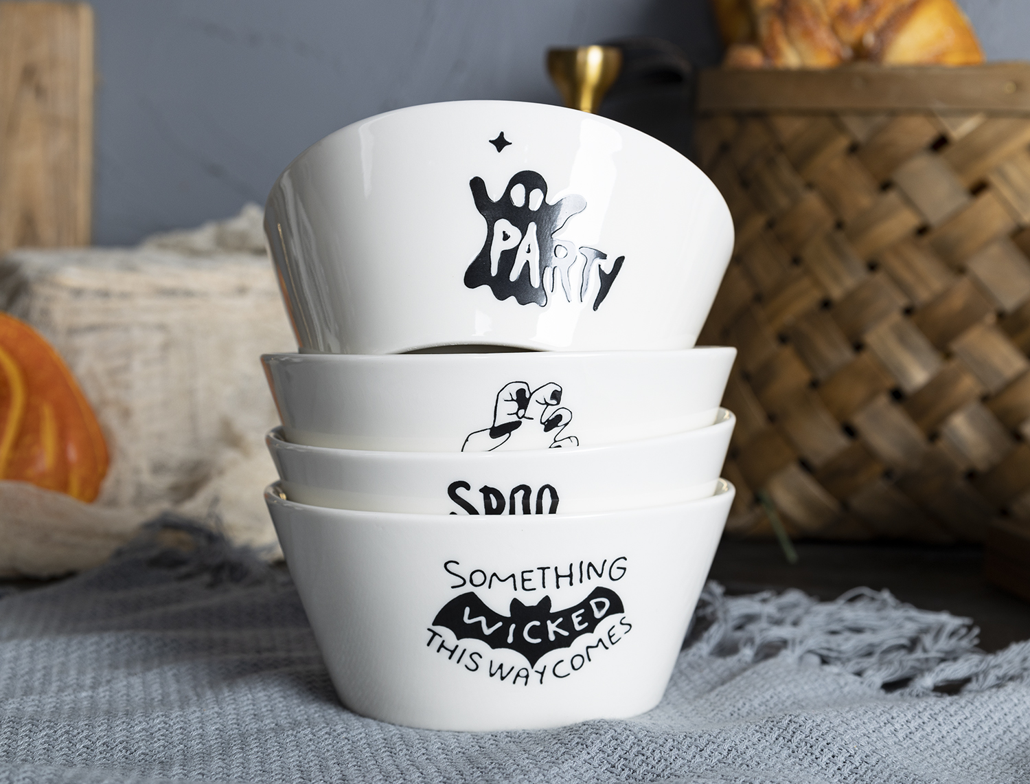 CHANGSHA HAPPY GO  Black and White Halloween Theme New Bone China Mug Set with Playful Ghost Prints and Festive Design  |happygodinnerware.com