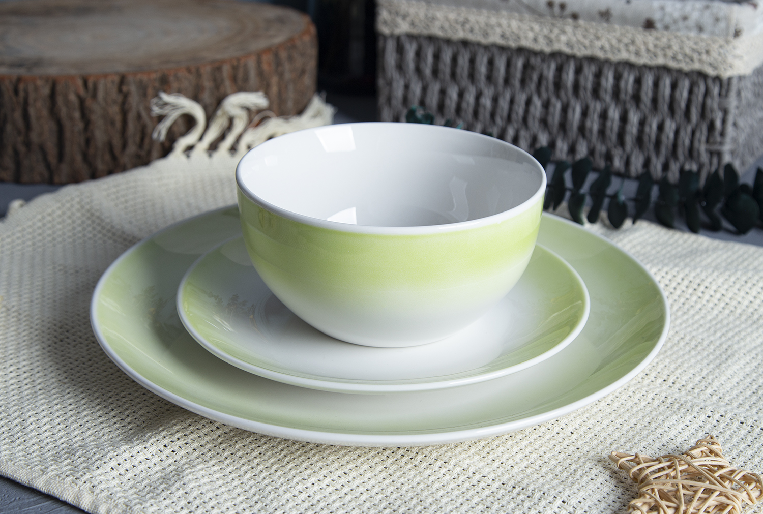 CHANGSHA HAPPY GO White Porcelain Dinnerware with Glazed Color Techniques | happygodinnerware.com