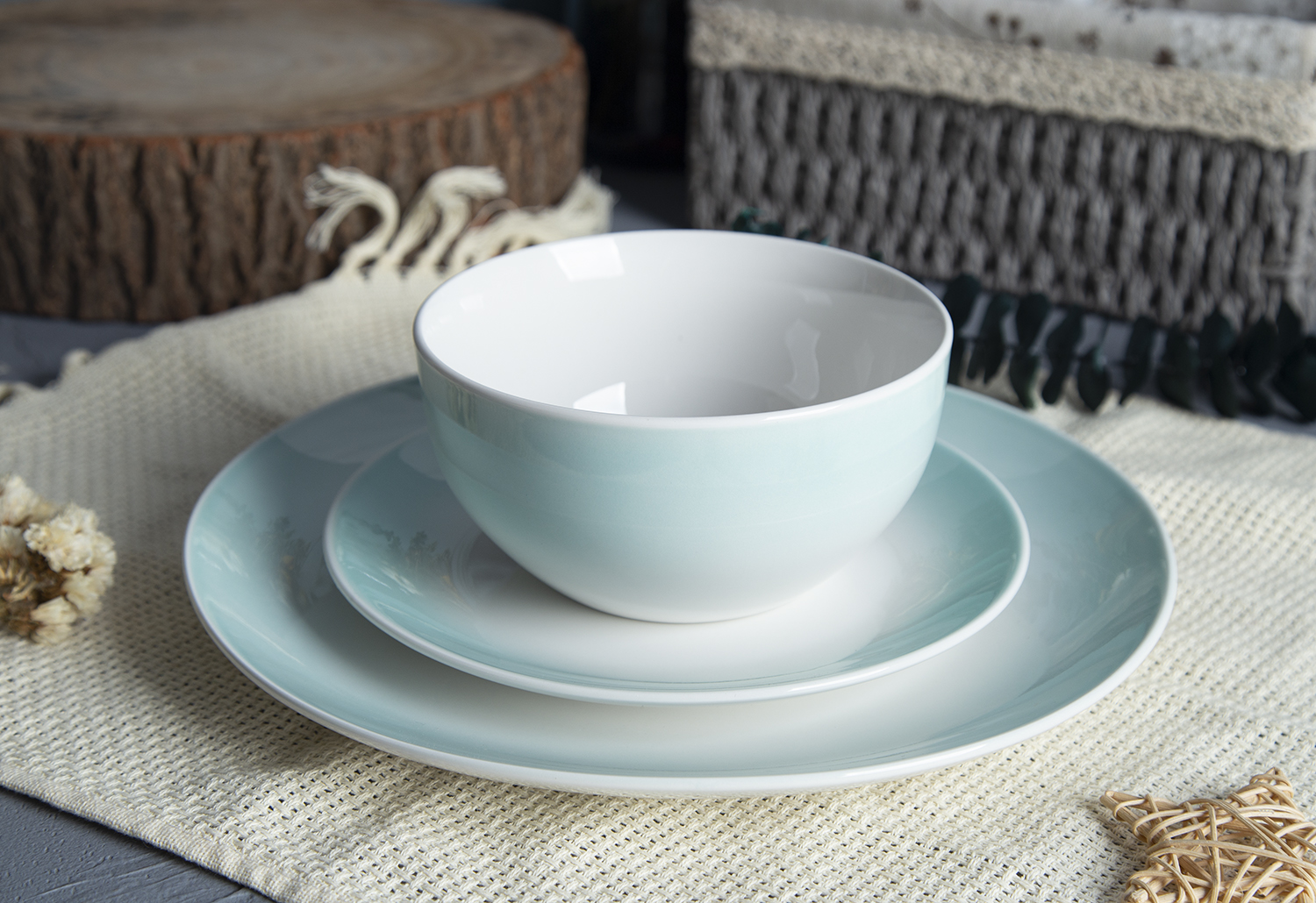 CHANGSHA HAPPY GO White Porcelain Dinnerware with Glazed Color Techniques | happygodinnerware.com