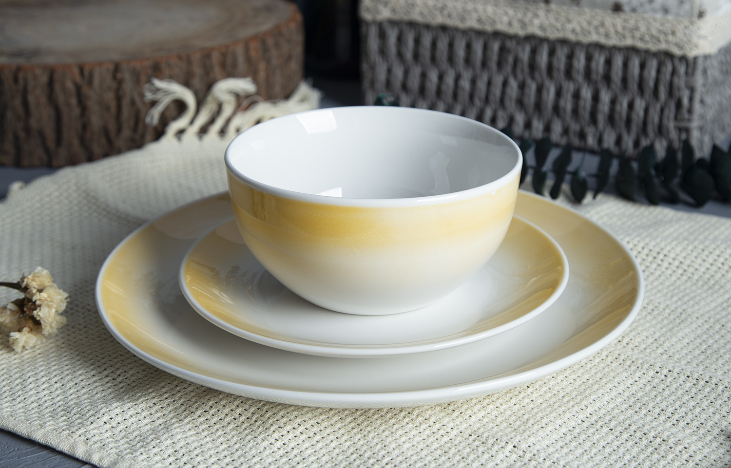 CHANGSHA HAPPY GO White Porcelain Dinnerware with Glazed Color Techniques | happygodinnerware.com