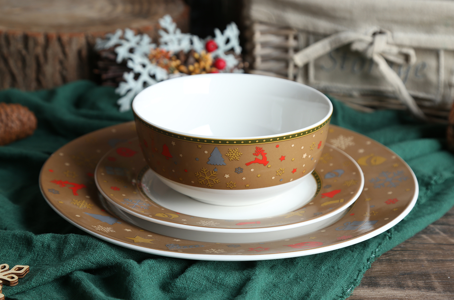 CHANGSHA HAPPY GO White Porcelain Dinnerware with Glazed Color Techniques | happygodinnerware.com