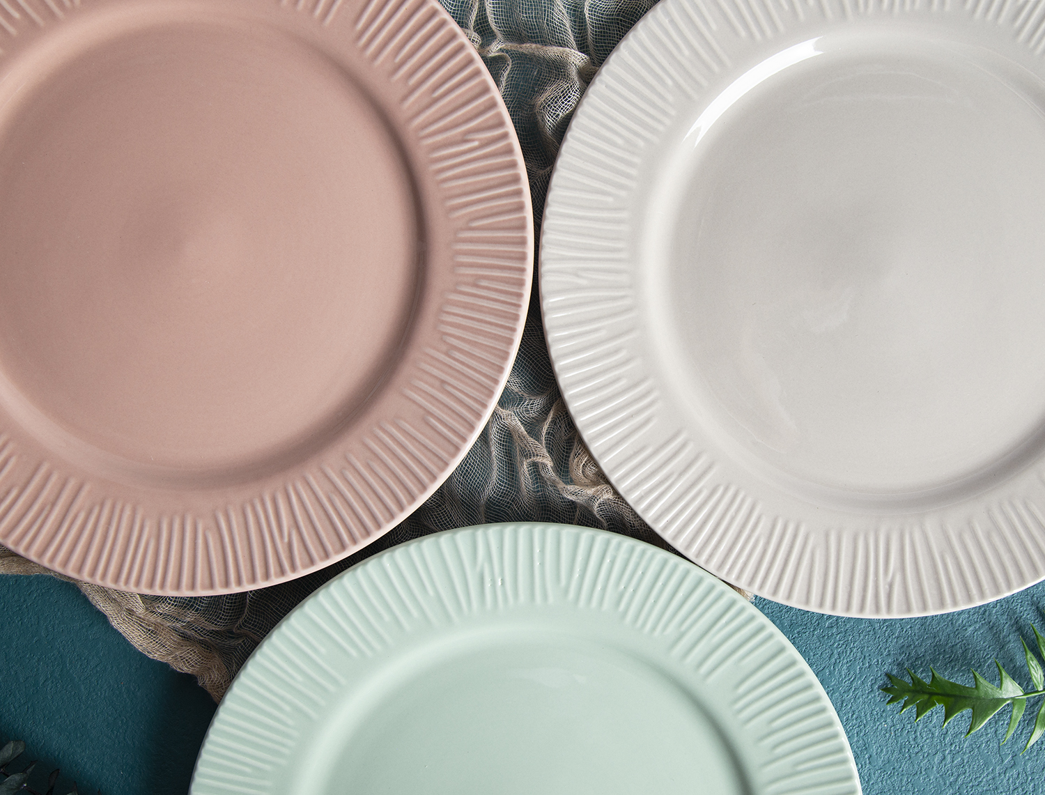 CHANGSHA HAPPY GO Embossed Color Glaze Porcelain Dinnerware Set – Vertical Stripe Texture | happygodinnerware.com