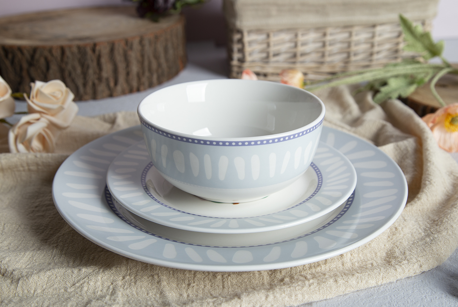 CHANGSHA HAPPY GO Ebony Lace Embossed & Decal White Porcelain |happygodinnerware.com