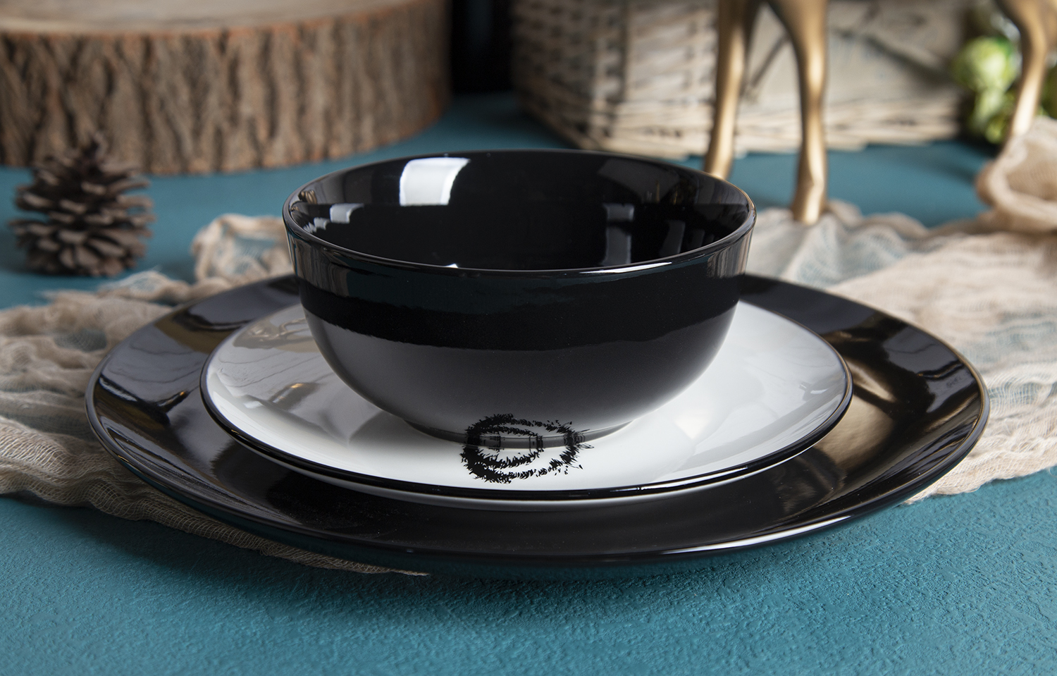 CHANGSHA HAPPY GO Elegant Black & White Reindeer Printed Porcelain Dinnerware for Christmas |happygodinnerware.com