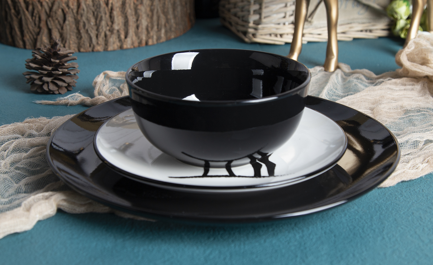 CHANGSHA HAPPY GO Elegant Black & White Reindeer Printed Porcelain Dinnerware for Christmas |happygodinnerware.com