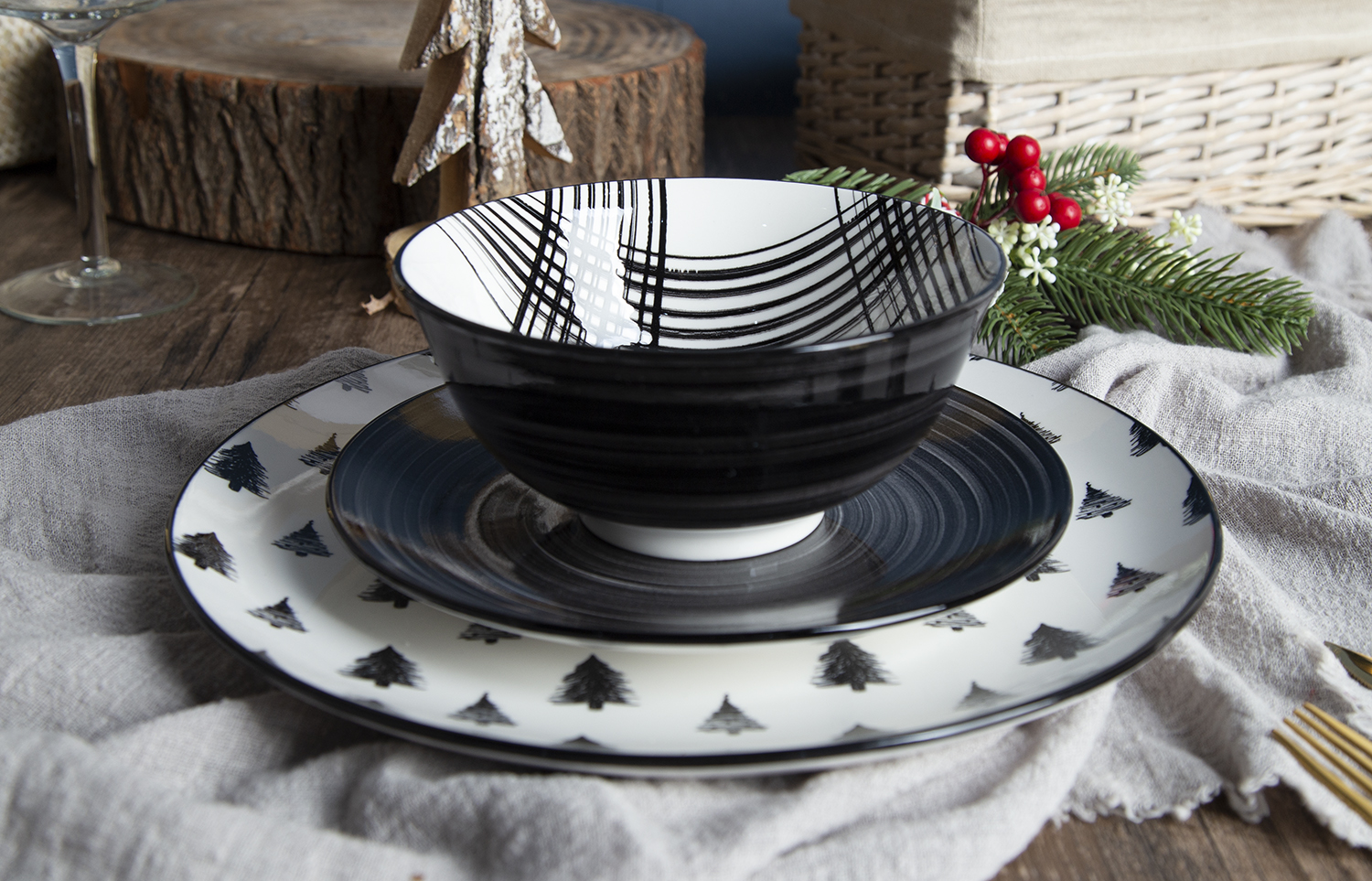 CHANGSHA HAPPY GO Modern Black and White Christmas Printed Porcelain Dinnerware Set |happygodinnerware.com