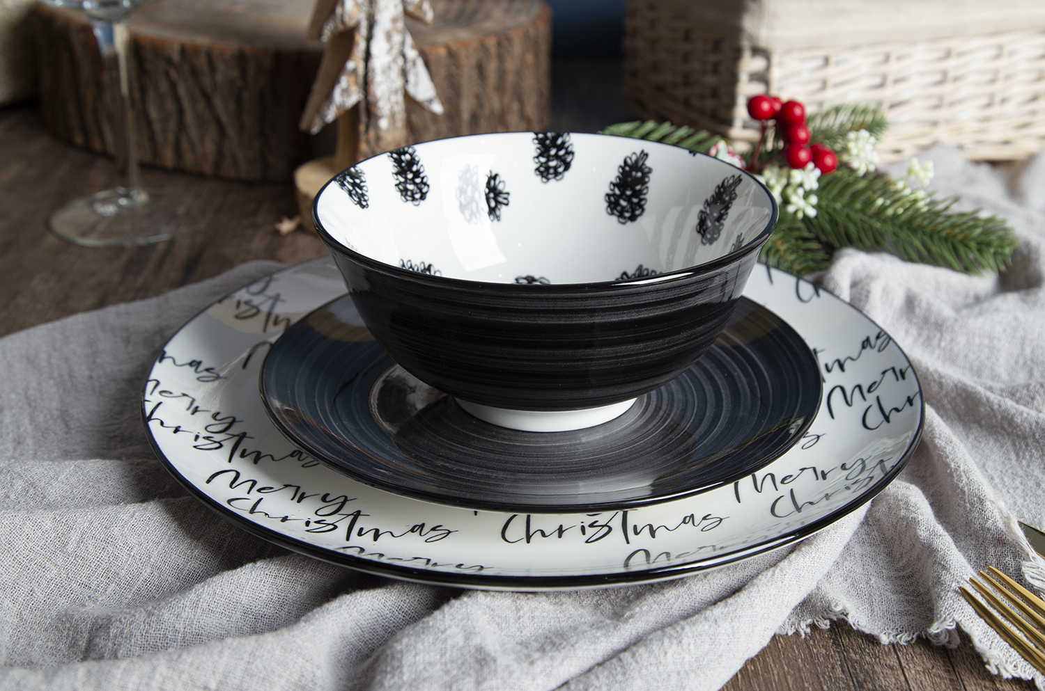 CHANGSHA HAPPY GO Modern Black and White Christmas Printed Porcelain Dinnerware Set |happygodinnerware.com