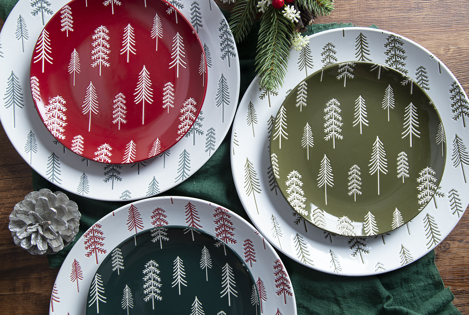 CHANGSHA HAPPY GO Embossed Glaze Porcelain Christmas Dinnerware with Pine Tree Design |happygodinnerware.com