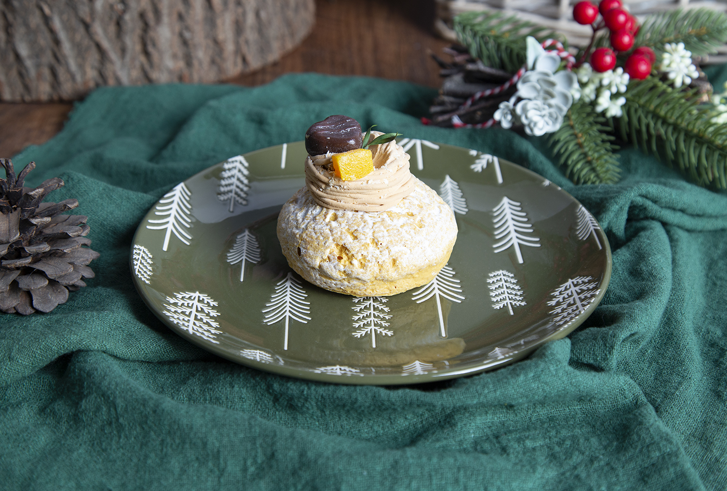CHANGSHA HAPPY GO Embossed Glaze Porcelain Christmas Dinnerware with Pine Tree Design |happygodinnerware.com