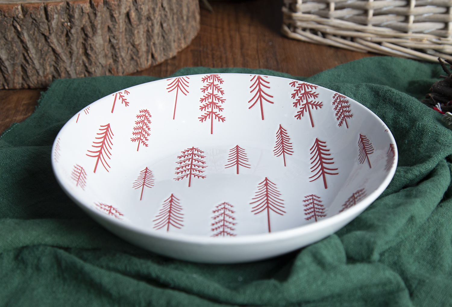 CHANGSHA HAPPY GO Embossed Glaze Porcelain Christmas Dinnerware with Pine Tree Design |happygodinnerware.com