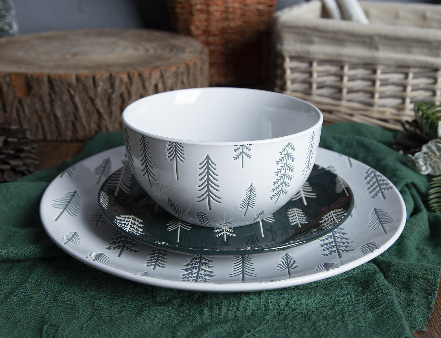 CHANGSHA HAPPY GO Embossed Glaze Porcelain Christmas Dinnerware with Pine Tree Design |happygodinnerware.com