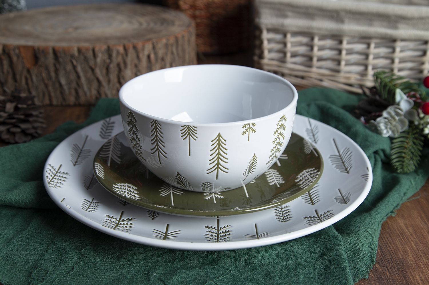 CHANGSHA HAPPY GO Embossed Glaze Porcelain Christmas Dinnerware with Pine Tree Design |happygodinnerware.com